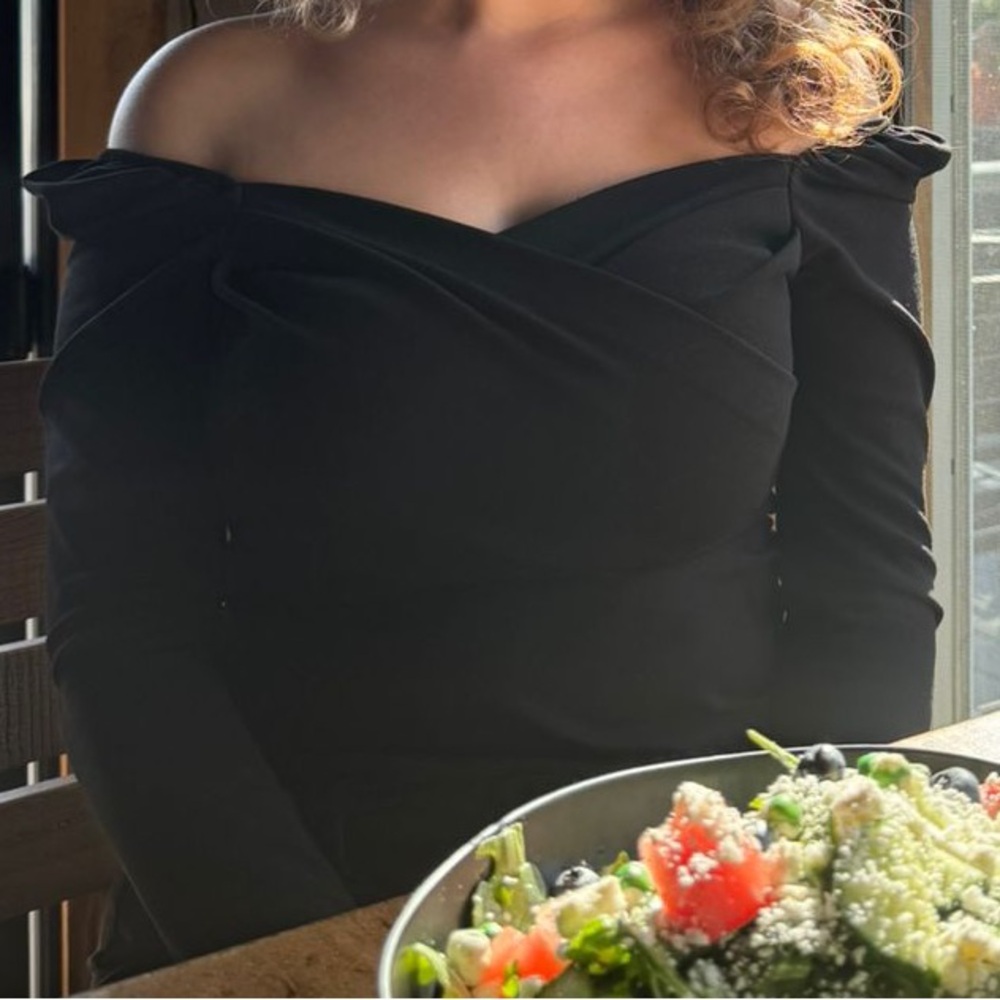 Chic black top!!